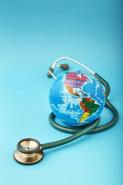 Stethoscope Wrapped Globe Blue Background Wold Global Healthcare Green Earth — Stock Photo, Image