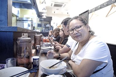 Tokyo Jepen Eylül 2018 yılında, Japon yemek yeme kavramı ramen ve Udon noodle yemek Taylandlı Genç kadın.