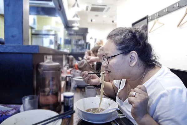 Mujer Joven Tailandesa Comiendo Fideos Ramen Udon Tokio Jepen Sep —  Fotos de Stock