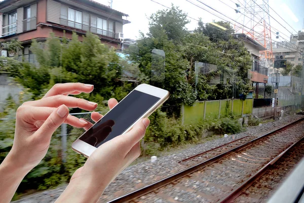 Close Uma Mulher Usando Telefone Inteligente Móvel Livre Viagem Conceito — Fotografia de Stock