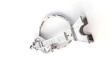 Beyaz arka planda, Avrupa tatil fikirleri Eyfel Kulesi şeklinde Anahtarlık