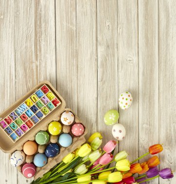 Beyaz ahşap arka plan boşluk, Paskalya tatil kavramı ile Paskalya tatilde. Boşaltmak için metin.