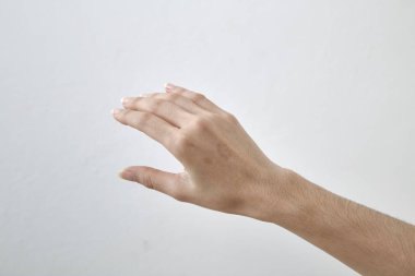 Güzel yan görünüm şu el palm beyaz arka plan üzerinde nötr manikür ile rahat. portre studio vurdu.