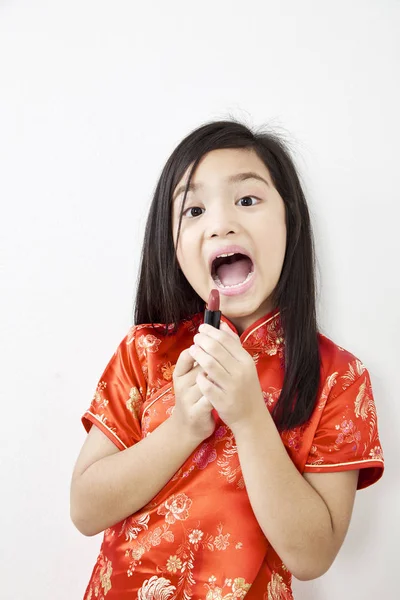 Menina Vestido Chinês Com Batom Vermelho Fundo Parede Branca Conceito — Fotografia de Stock