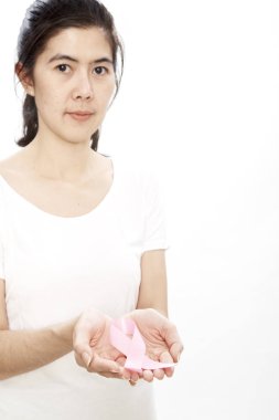 Pembe Meme Kanseri Bilinçlendirme şerit tutan kadın el. Sağlık ve tıp kavramı.