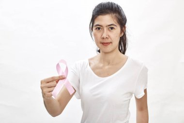 Meme kanseri bilinçlendirme sembolü destekleyen beyaz t-shirt göğsüne, saten pembe kurdele ile kadında
