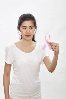 Meme kanseri bilinçlendirme sembolü destekleyen beyaz t-shirt göğsüne, saten pembe kurdele ile kadında