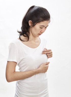 meme kanseri bilinci genç kadın portre arka plan üzerinde izole dokunaklı göğüs renkli meme ağrısı ile. Sağlık ve tıp kavramı