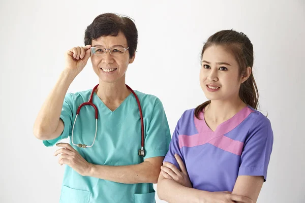 Duas Pessoas Médicas Enfermeira Jovem Médico Retrato Confiante Jovem Mulher — Fotografia de Stock