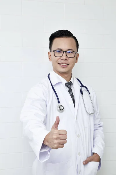 亚洲男性医生微笑与拇指后肖像 技术沟通的概念 复制空间 — 图库照片