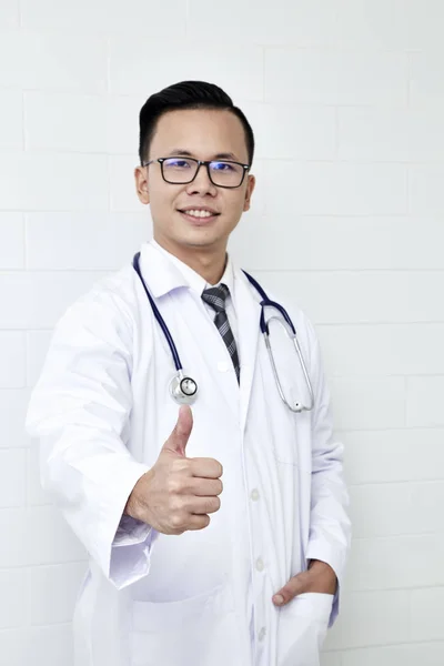 Azjatycki Lekarz Uśmiechający Się Dając Kciuk Portret Koncepcje Techniki Komunikacji — Zdjęcie stockowe