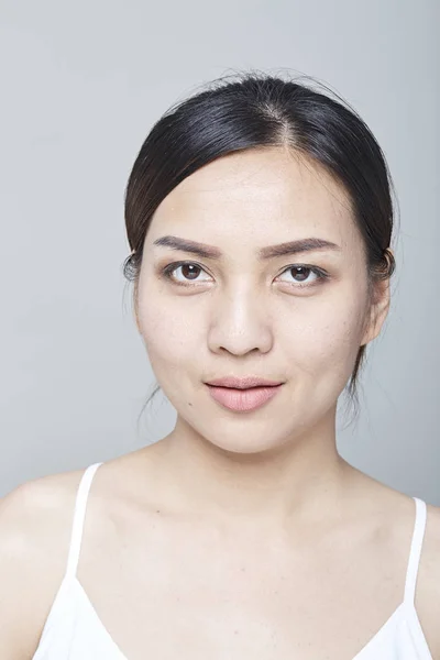 Retrato Mujer Bonita Suave Con Piel Sana Aplicando Maquillaje Ojos — Foto de Stock