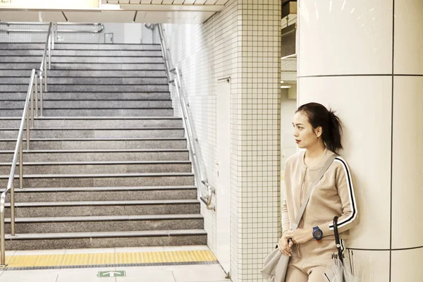 Азиатка Путешествует Станции Метро Токио Япония Сентябре Сезон Дождей — стоковое фото