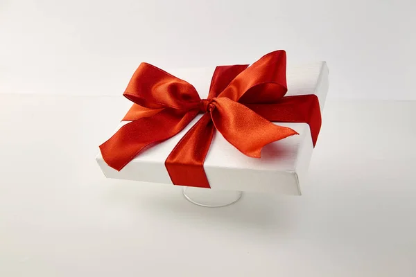 圣诞节和元旦 打开红色礼品盒白色背景礼物的想法 重要的人 — 图库照片