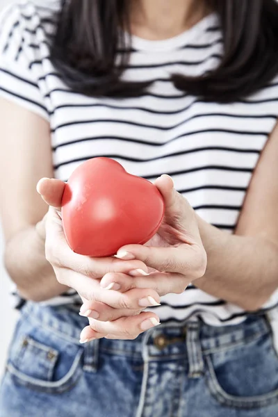 Mano Sosteniendo Símbolo Del Corazón Con Amor Fondo Luz Blanca — Foto de Stock