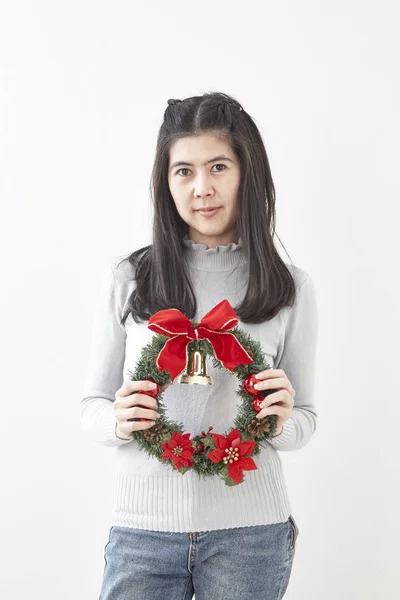 Πορτραίτο Της Ομορφιάς Νεαρής Γυναίκας Χριστουγεννιάτικο Στεφάνι Και Δώρο Φόντο — Φωτογραφία Αρχείου