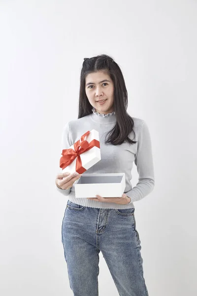 Portret Van Schoonheid Jonge Vrouw Met Kerst Gift Witte Muur — Stockfoto