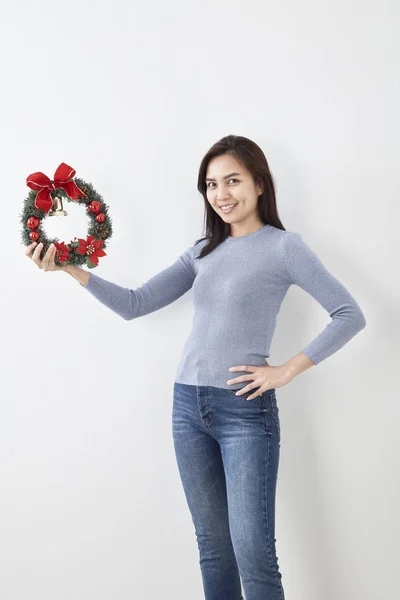 Portret Van Jonge Vrouw Schoonheid Met Kerst Krans Gift Witte — Stockfoto