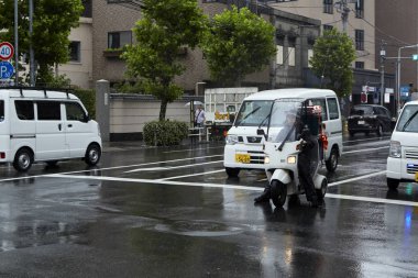 Tokyo Japonya, 21 Eylül, 2018, insanlar holding şemsiye yağmurlu günde Crossing. Yağmur altında güçlü etkilenen