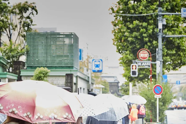东京日本 2018年9月21日 人们在雨天举行雨伞过境 受强大影响的雨 — 图库照片