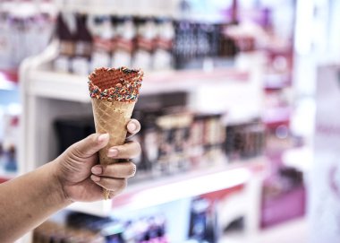 Dondurma kapalı alışveriş merkezi için boş gofret koni tutan el. Yakın, yüksek çözünürlüklü ürün