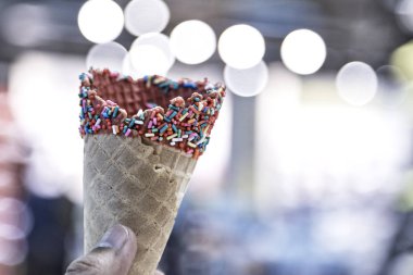 Dondurma kapalı alışveriş merkezi için boş gofret koni tutan el. Yakın, yüksek çözünürlüklü ürün