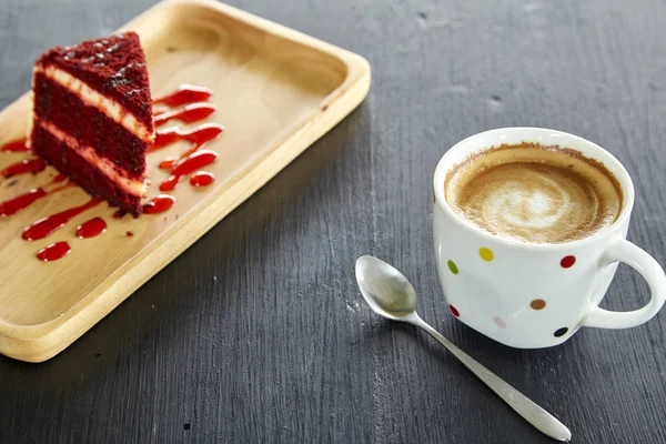 Kahve fincanı ve Red Velvet Cake sabah güneşi ile masada. Tatil tasarım için mektup için boşluk