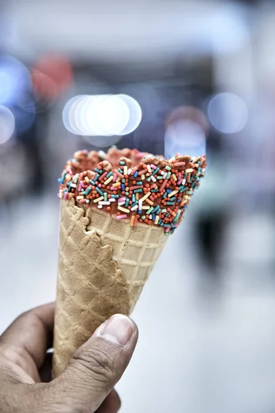Dondurma kapalı alışveriş merkezi için boş gofret koni tutan el. Yakın, yüksek çözünürlüklü ürün