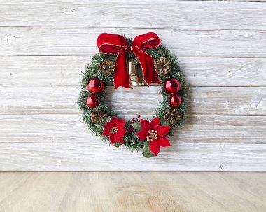 Çam kozalakları ve eski ahşap masa bir beyaz duvar ahşap arka plan, metin, düz yatıyordu için yer üzerinde kırmızı meyveler ile Noel çelenk görüntülemek yukarıdan