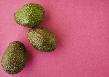 Pastel mor parlak arka plan en az yaratıcı fikir üzerinde avokado. metin, düz yatıyordu için yer görüntülemek yukarıdan