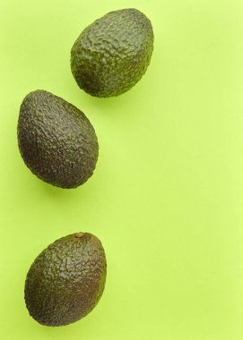 Pastel yeşil parlak arka plan en az yaratıcı fikir üzerinde avokado. metin, düz yatıyordu için yer görüntülemek yukarıdan