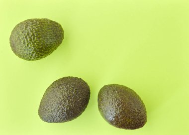 Pastel yeşil parlak arka plan en az yaratıcı fikir üzerinde avokado. metin, düz yatıyordu için yer görüntülemek yukarıdan