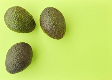 Pastel yeşil parlak arka plan en az yaratıcı fikir üzerinde avokado. metin, düz yatıyordu için yer görüntülemek yukarıdan