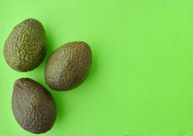 Pastel yeşil arka plan en az yaratıcı fikir üzerinde avokado. metin, düz yatıyordu için yer görüntülemek yukarıdan