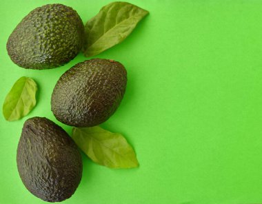 Pastel yeşil arka plan en az yaratıcı fikir üzerinde avokado. metin, düz yatıyordu için yer görüntülemek yukarıdan