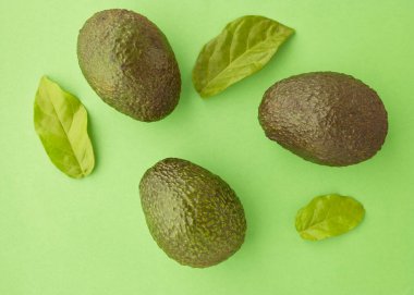 Pastel yeşil arka plan en az yaratıcı fikir üzerinde avokado. metin, düz yatıyordu için yer görüntülemek yukarıdan