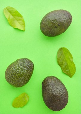 Pastel yeşil arka plan en az yaratıcı fikir üzerinde avokado. metin, düz yatıyordu için yer görüntülemek yukarıdan