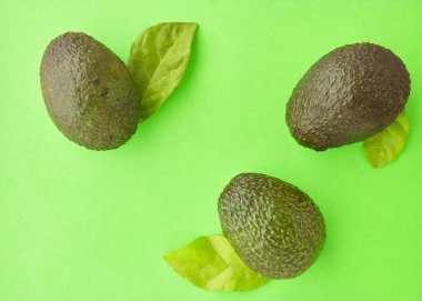 Pastel yeşil arka plan en az yaratıcı fikir üzerinde avokado. metin, düz yatıyordu için yer görüntülemek yukarıdan