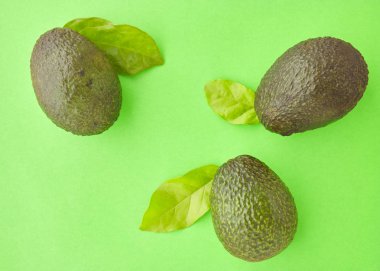 Pastel yeşil arka plan en az yaratıcı fikir üzerinde avokado. metin, düz yatıyordu için yer görüntülemek yukarıdan