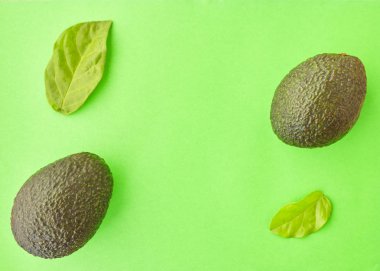 Pastel yeşil arka plan en az yaratıcı fikir üzerinde avokado. metin, düz yatıyordu için yer görüntülemek yukarıdan