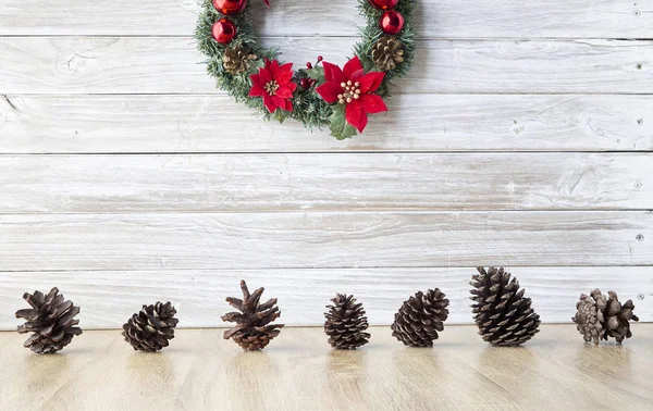 Weihnachtskranz Mit Tannenzapfen Und Roten Beeren Auf Altem Holztisch Vor — Stockfoto