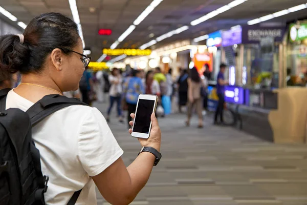 Asia Donna Utilizzare Telefono Cellulare Immagine Offuscata Persone Attesa Aeroporto — Foto Stock