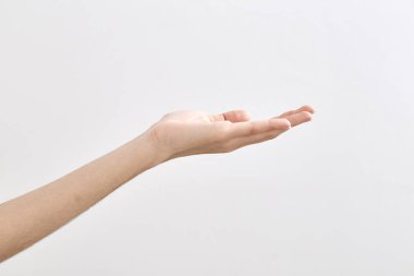 Beyaz arka plan üzerinde nötr manikür ile rahat kadın palm