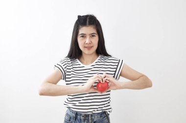 Studio beyaz arka plan üzerinde genç güzel kız kalp kırmızı aşk ve iş tema izole