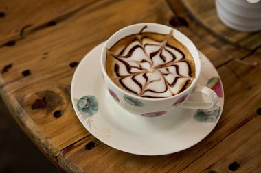 Cappuccino latte sanat tablosundaki ile. Aşık çift için sabah kahvesi. Üstten görünüm.