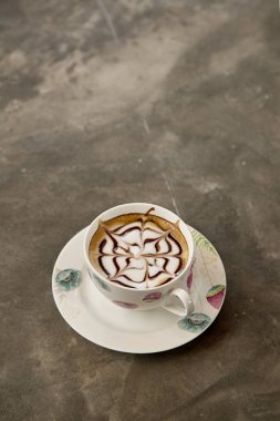 Cappuccino latte sanat tablosundaki ile. Aşık çift için sabah kahvesi. Üstten görünüm.