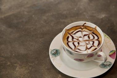Cappuccino latte sanat tablosundaki ile. Aşık çift için sabah kahvesi. Üstten görünüm.