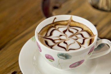 Cappuccino latte sanat tablosundaki ile. Aşık çift için sabah kahvesi. Üstten görünüm.