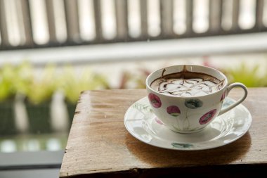 Cappuccino latte sanat tablosundaki ile. Aşık çift için sabah kahvesi. Üstten görünüm.
