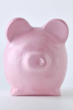 Beyaz arka plan üzerinde pembe kumbara. Finans, tasarruf, doğal durumda